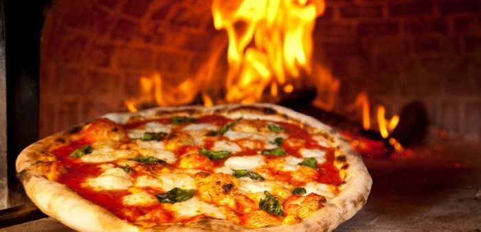 Pizza được nướng trong lò nướng lửa truyền thống sẽ ngon hơn rất nhiều