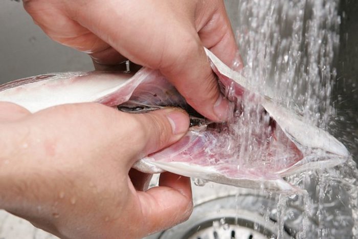 Làm sạch kĩ bụng cá để tránh mùi tanh