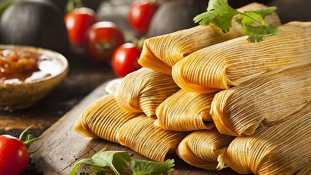 Tamales được làm từ bột ngô nhồi thịt, phô mai và thêm nhiều gia vị đi cùng