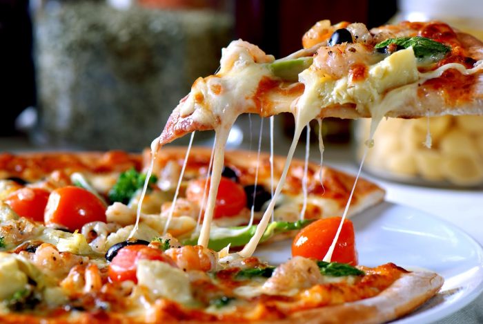 Pizza - món ăn nhanh hoàn hảo kết hợp với rượu vang