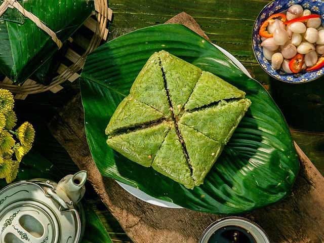 Bánh chưng xanh, món ăn không thể thiếu của gia đình Việt ngày Tết